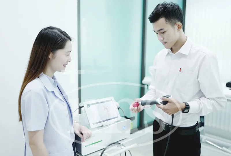 ทีมช่างผู้เชี่ยวชาญกำลังตรวจเช็คมาตรฐานอุปกรณ์กายภาพบำบัดสัตว์เลี้ยง IBL